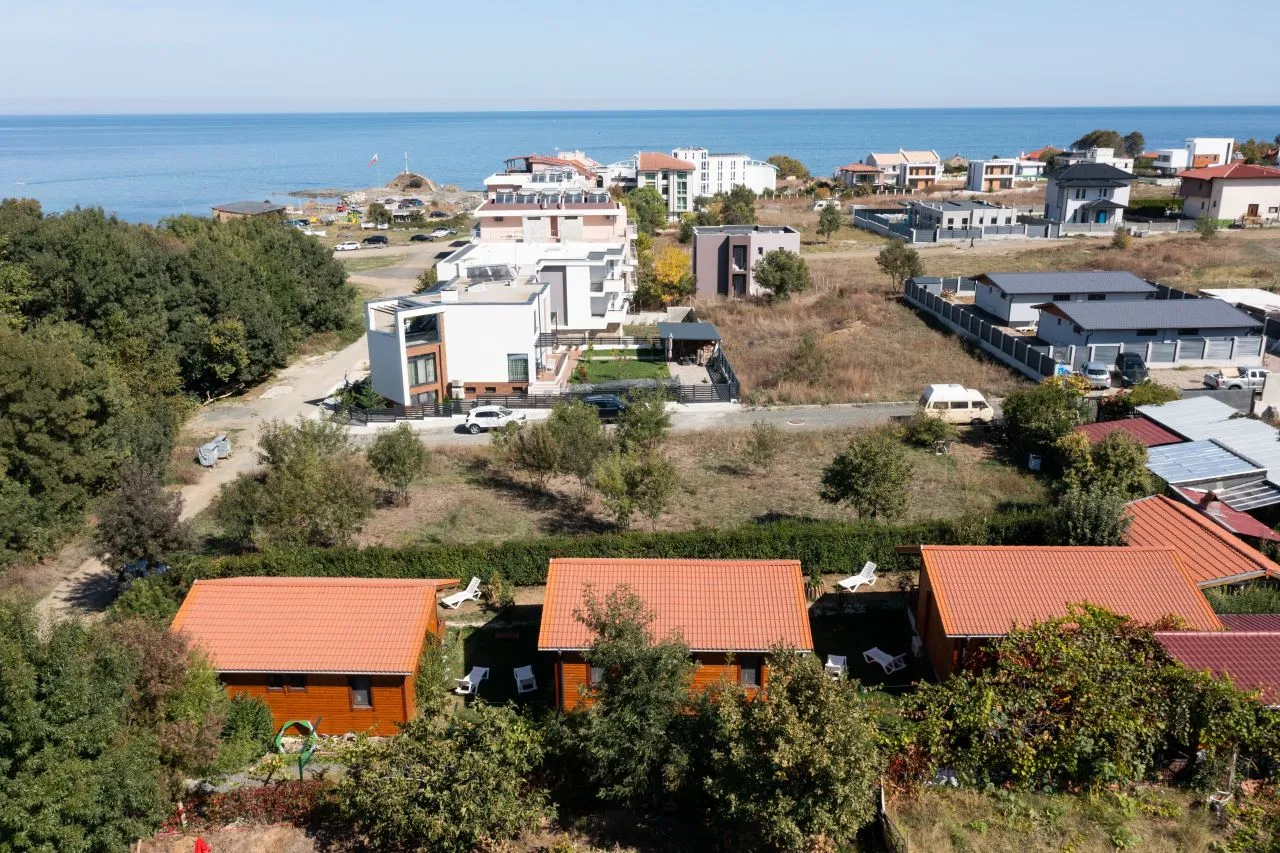 Поглед отвисоко към „Гнездото“, Лозенец и Черно море